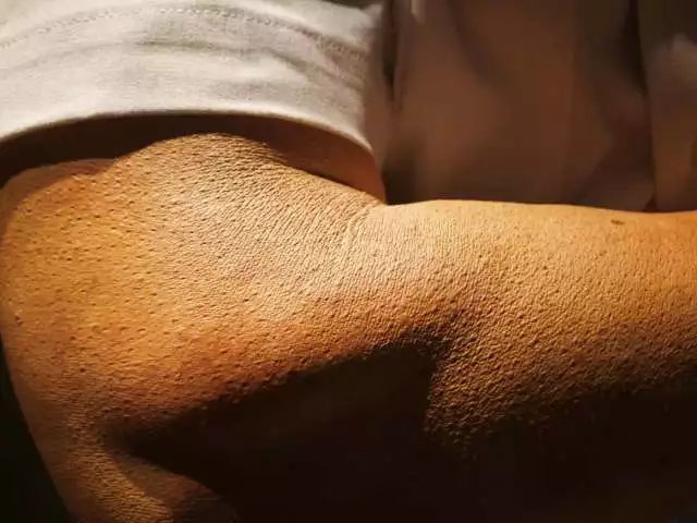 雞皮疙瘩、老年斑、皺紋、皮膚曬后顏色處理等等細節&mdash;&mdash;樹脂雕塑《站崗》