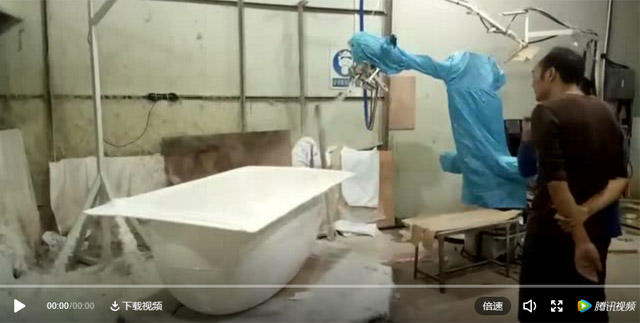 噴射成型工藝是通過(guò)專用噴槍把樹脂和截?cái)嗟牟AЮw維一起噴射至浴缸底部表面