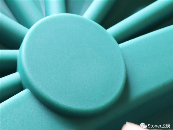 使用Stoner TraSys RotoFlow改善了產品質量，提供了沒有針孔的光滑表面！