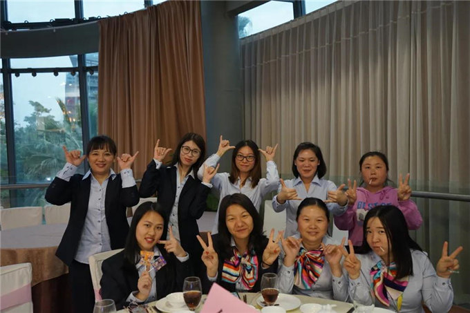 博皓家人們歡聚一堂，把酒言歡，開懷暢飲-3