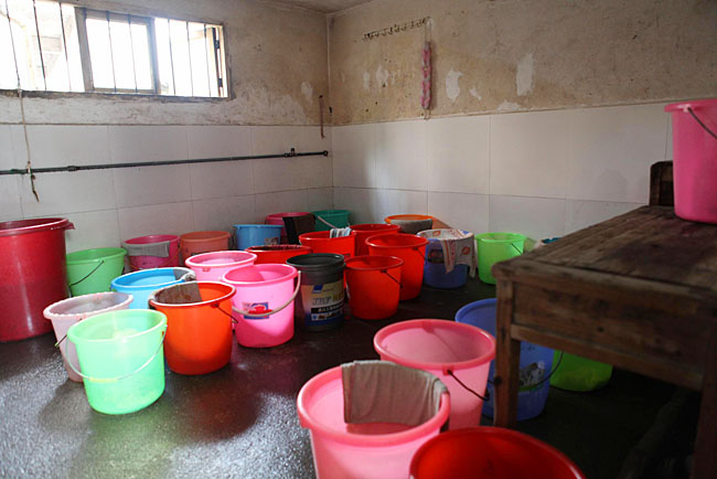 小學(xué)生在這里洗澡，條件比較艱苦