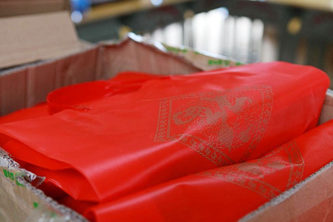 給學(xué)生準(zhǔn)備的小禮物（文具盒、筆、糖果）