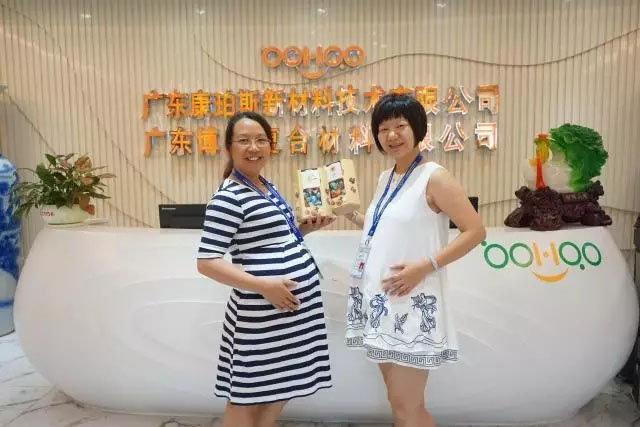 博皓家庭里銷售精英賴姐(左)和客服部黃經(jīng)理(右),兩位既是精明干練的職場女精英,同時(shí)也是熱心關(guān)愛博皓家人的優(yōu)雅媽媽